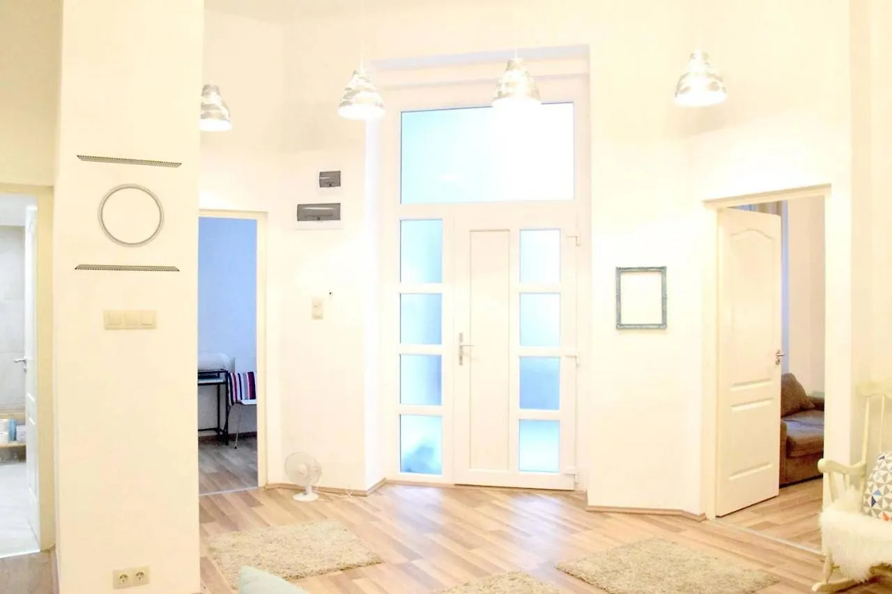 Bpr Rainbow Design Apartments Budapeşte Macaristan